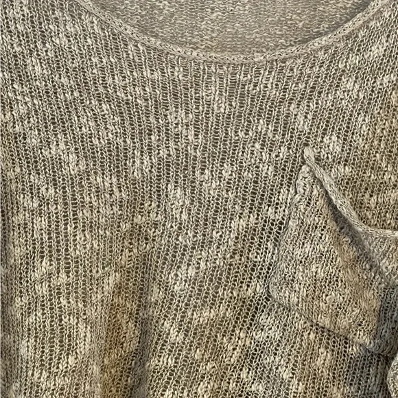 Women's Hollister Beige Cropped  Light Knit  Sweater Size XS/S - Picture 4 of 4